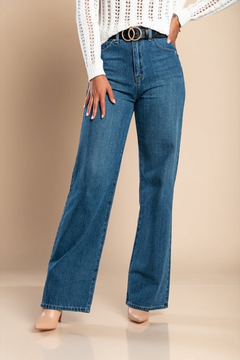 Jean large bleu clair.