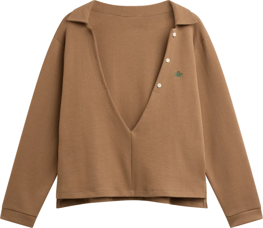 Polo en maille brune.